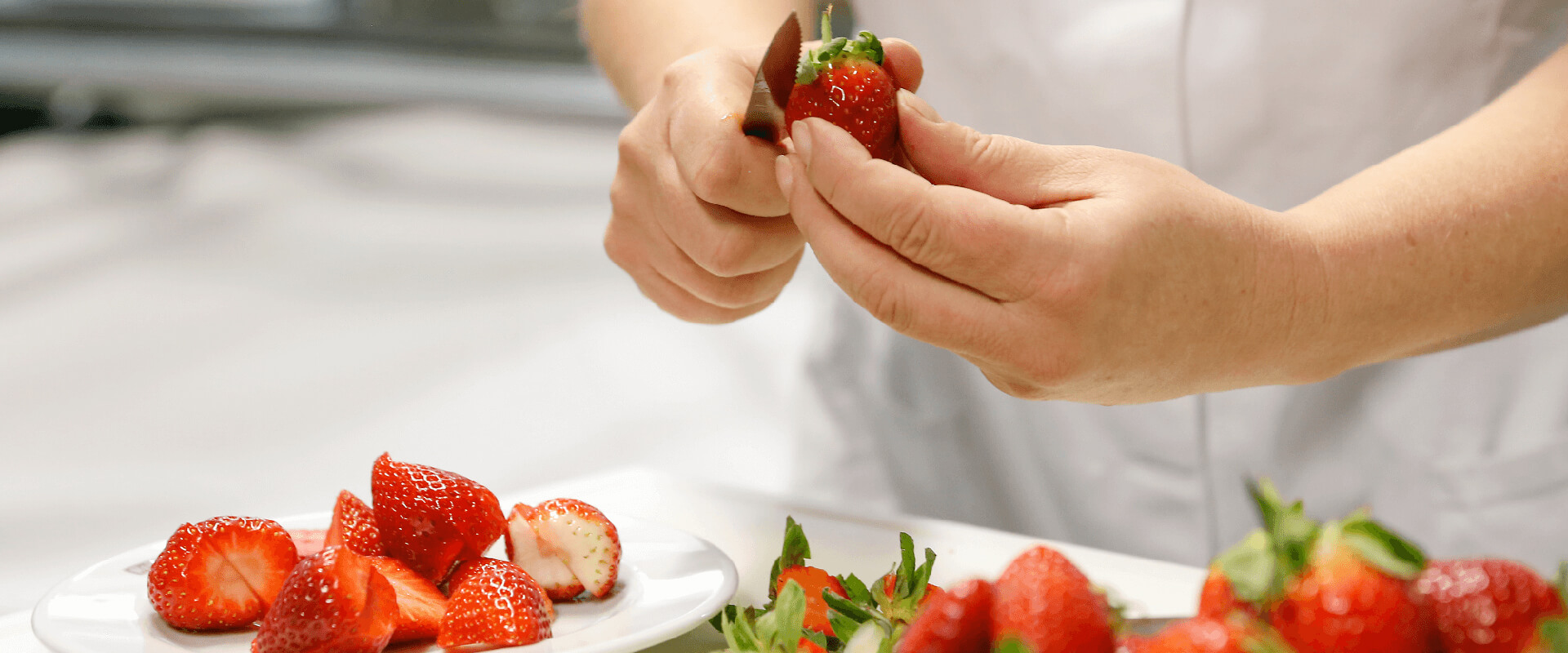 Mitarbeiter beim Schneiden von Erdbeeren